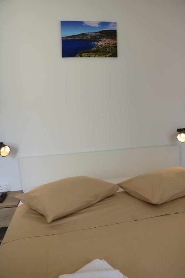 The Little Gem Bed and Breakfast Komiža Buitenkant foto